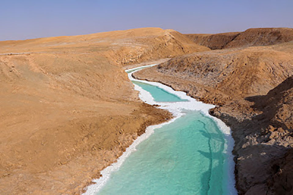 چشمه‌ آب شور کویر ریگ جن سمنان