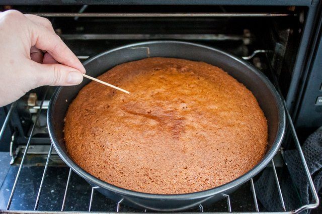 طرز تهیه کیک ساده با پف زیاد؛ مرحله فر بردن خلال توی کیک برای مطمئن شدن از پخت صحیح